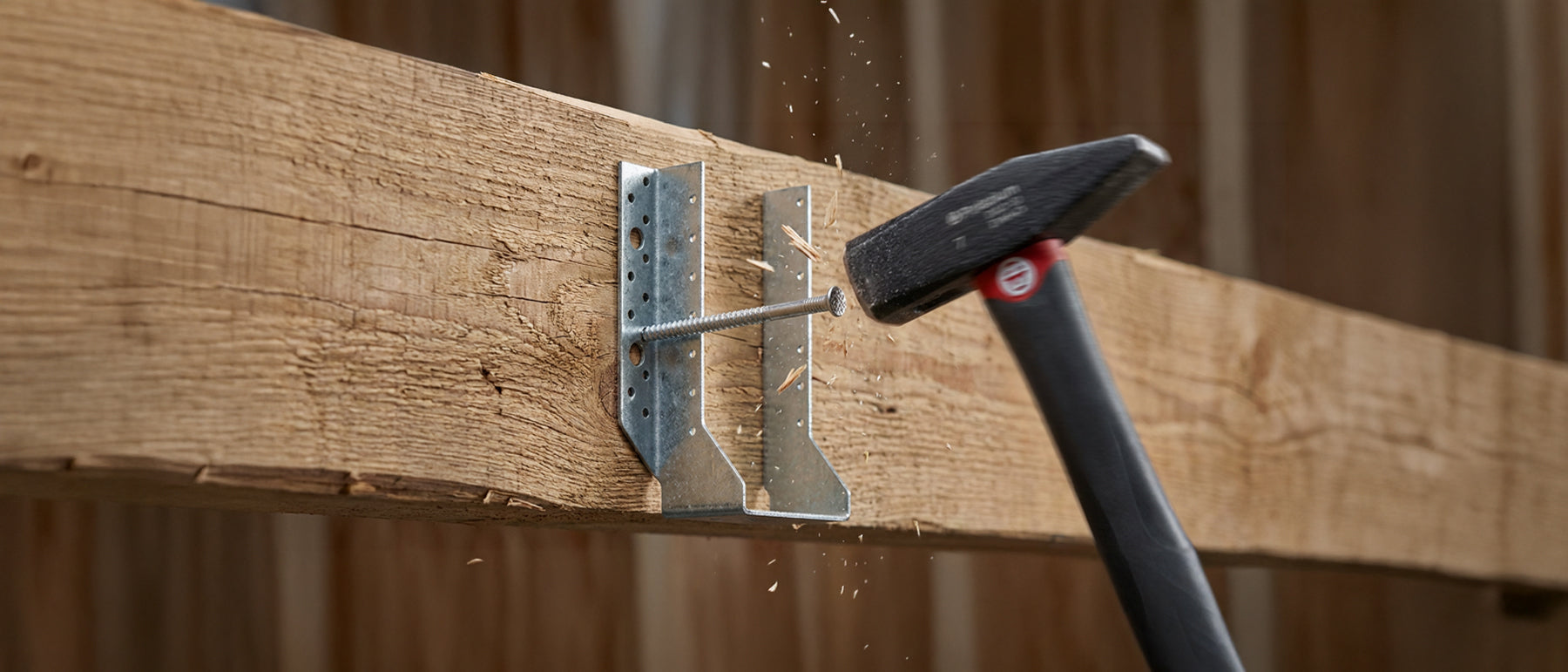 Comment poser un sabot de charpente ? Le Tuto Normes & Fixations (2026)