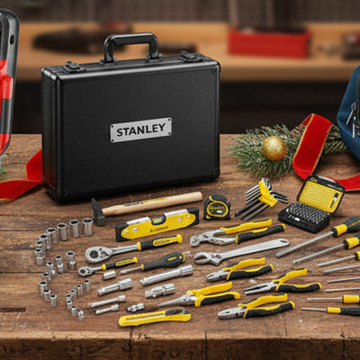 Le Pack Facom OGV® Grip NANO, le Stanley 119 pcs, et le KIT 3 OUTILS Bosch, sur un fond d'atelier avec un rappel de Noël.