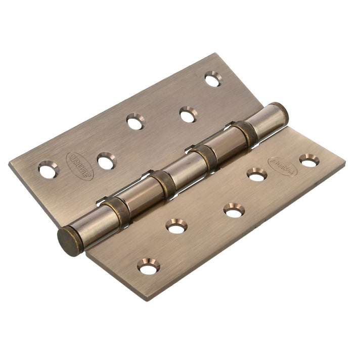 Charnière fixée en acier vieilli, sans tête, et avec bord carré. 6323