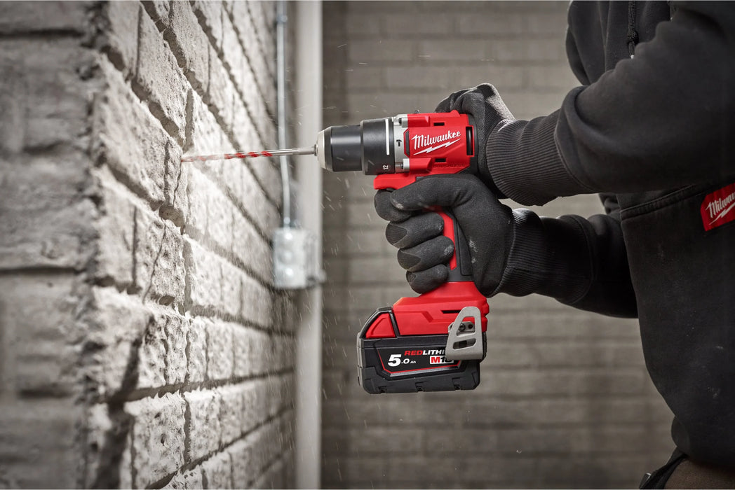 Utilisation perceuse Milwaukee M18 BLDDRC sur chantier électricité