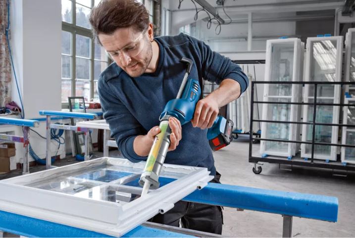 Le pistolet à mastic sans-fil  GCG 18V-310 solo (C) 06019C4100 BOSCH